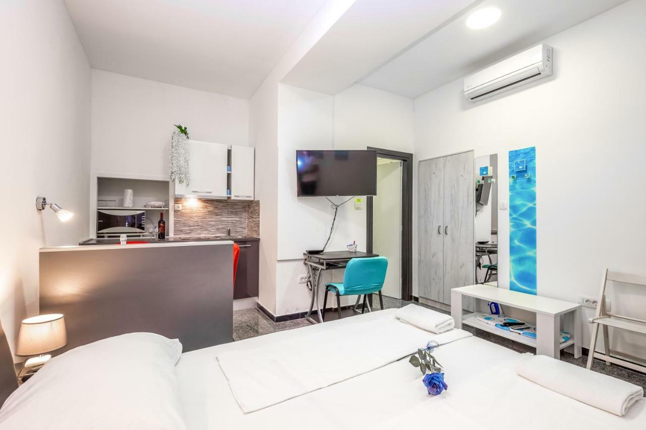 Apartments Black & White, Cherry & Blue Rijeka Exterior foto